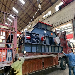 大型2PG1500x1000液壓對輥破碎機發往云南昆明