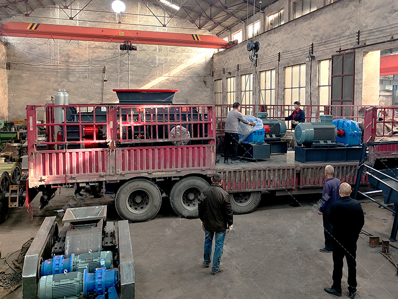 1500*1000全液壓對輥制砂機設備發往江西