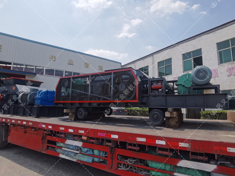 1200*1200雙齒輥破碎機，兩臺900*900軌道移動雙齒輥破碎機發往云南