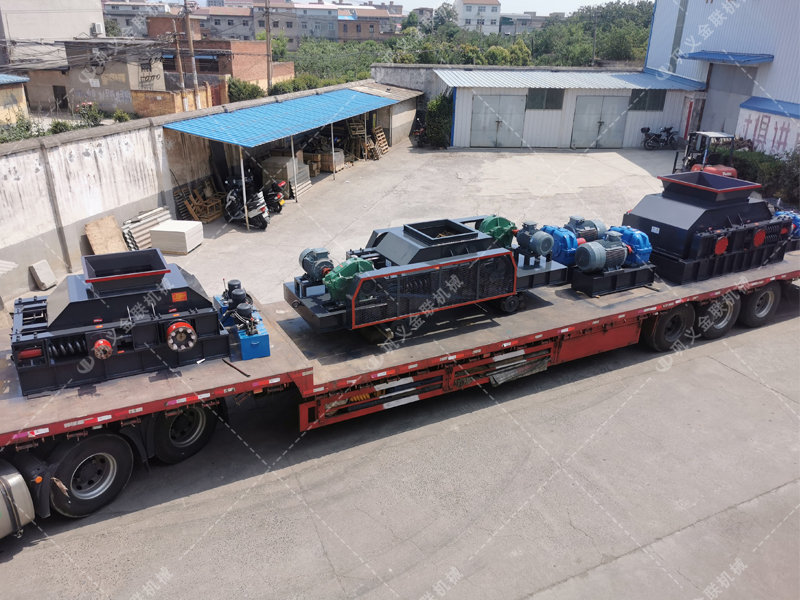 1200*1200雙齒輥破碎機，兩臺900*900軌道移動雙齒輥破碎機發往云南