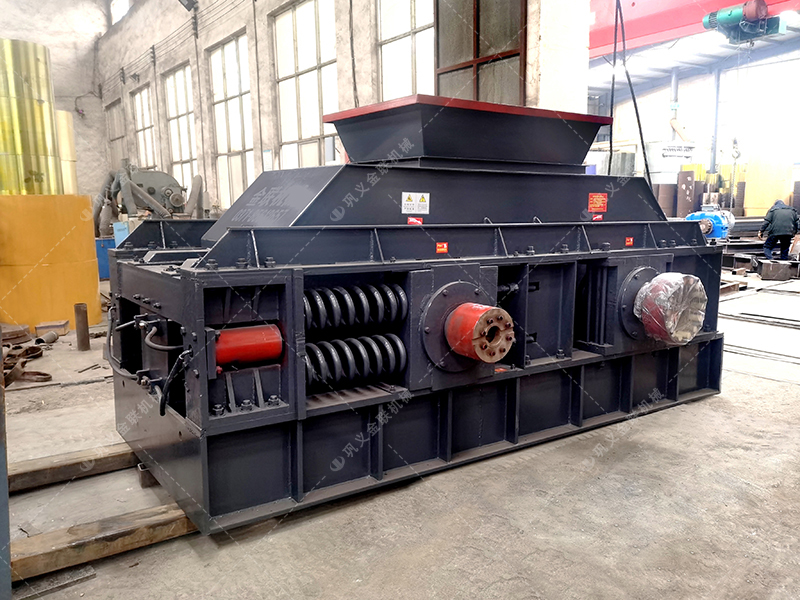 1500x1000大型半自動(dòng)液壓對(duì)輥破碎機(jī)發(fā)往廣東