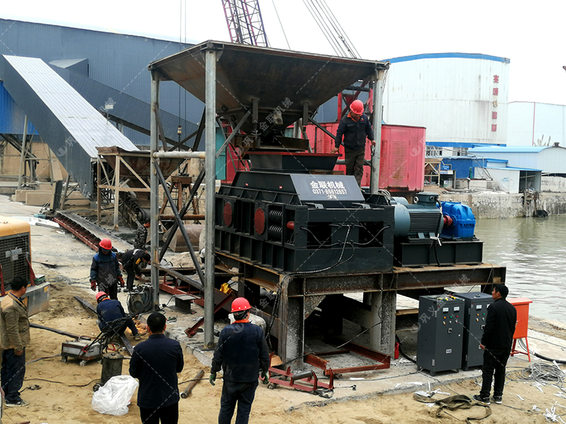 大型對輥式河卵石制砂機安裝現(xiàn)場