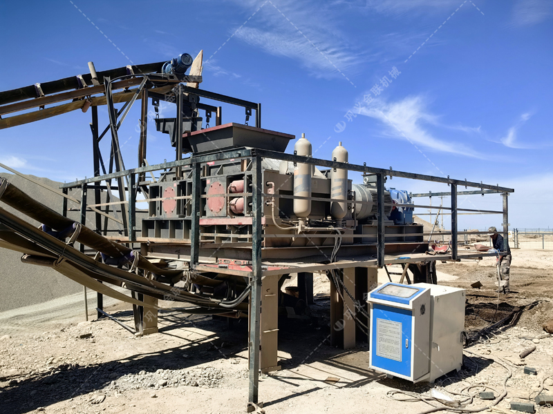 河南液壓對(duì)輥制砂機(jī)報(bào)價(jià)，碎石機(jī)生產(chǎn)廠家哪里有？